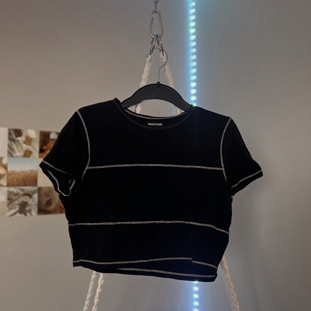 Social tourist black tee, cropped
